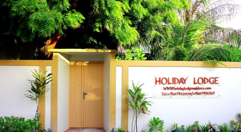 Отель Holiday Lodge Maldives расположен на белом песчаном берегу острова Маафуши.