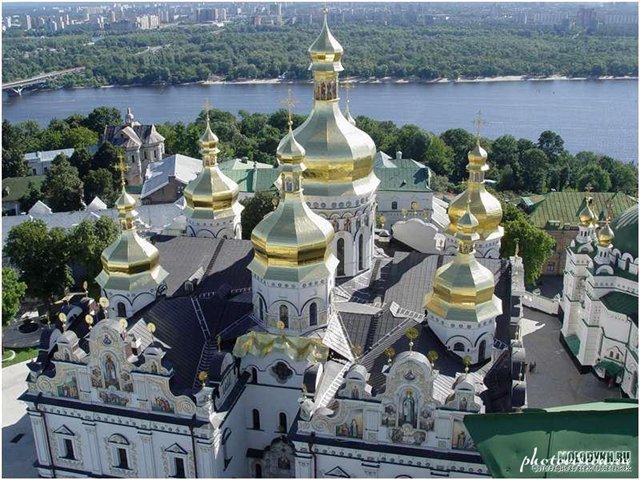 Киево-Печерская Лавра – является одним из самых священных мест в Украине.