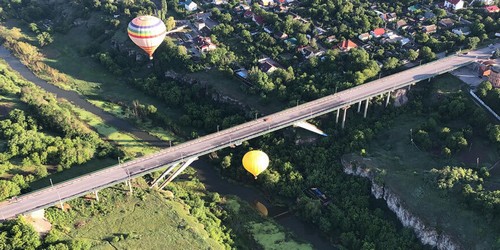 полет шаров под мостом Стремительная Лань