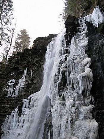 Манявский водопад зимой